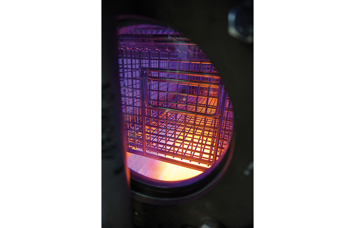 Plasma basse pression pour dégraissage de précision chez Ecoclean