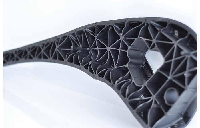 EMI rend les plastiques concurrents des métaux