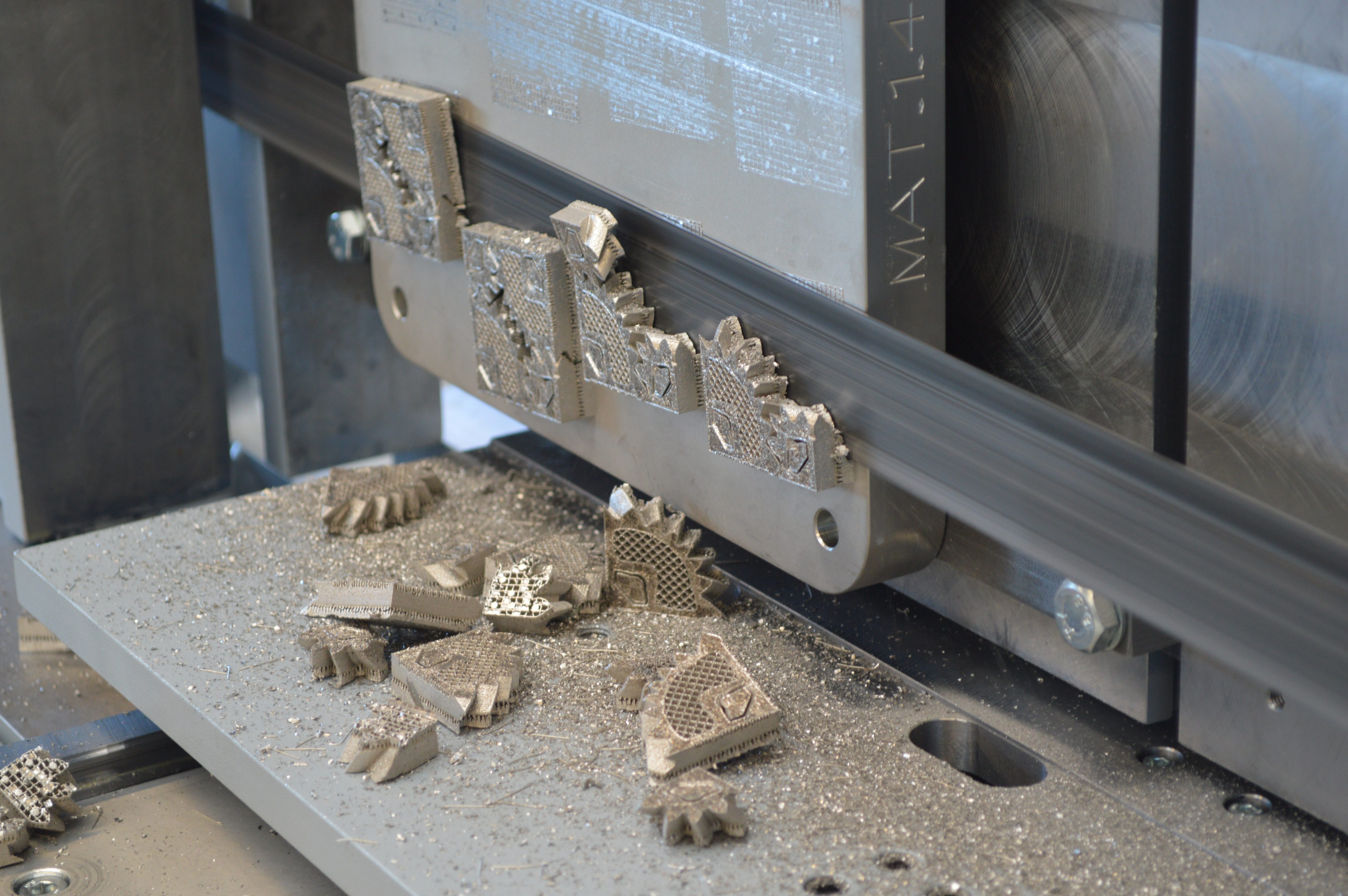 Séparer les pièces imprimées en 3D de la plaque de base