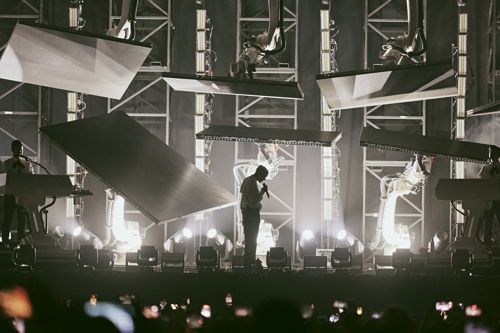 Stromae s’entoure de robots Kuka pour sa nouvelle tournée