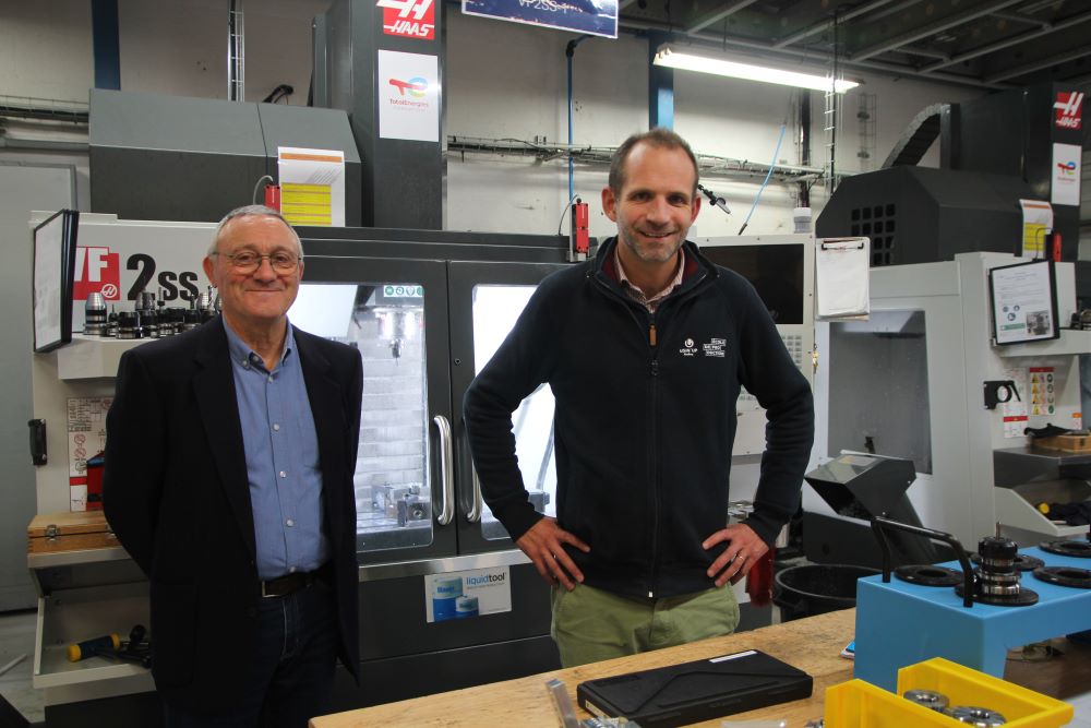 Patrick Lambert et Jean-Baptiste Luquiau, président et directeur de l’Usin’Up Academy, au sein de l’atelier.