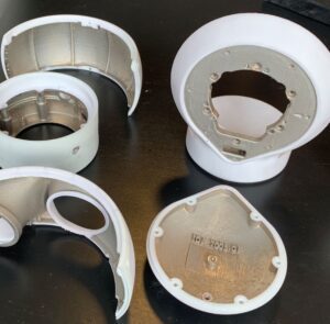 Carters réalisés en fabrication additive SLA avec à l’intérieur un blindage électro-magnétique assuré par le procédé Fara D Layer, pour un fabricant de connecteurs électroniques.