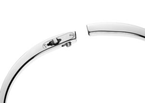 Sur le bracelet, la présence d’un pion discret permet de déverrouiller et verrouiller la position par encliquetage afin de l'adapter à la taille du poignet.