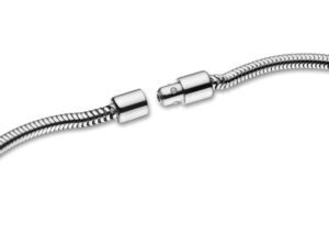 Sur le collier, le fermoir de collier présente une sécurité invisible afin d'éviter de se le faire dérober. 