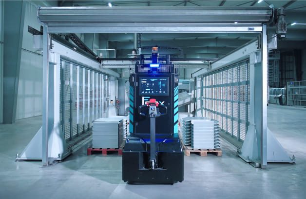 Le robot mobile autonome FX 1 est équipé d’une détection intelligente de palettes par IA.